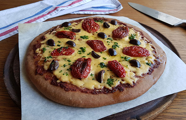 Receta de Pizza integral con queso orgánico, tomates secos y salsa provenzal